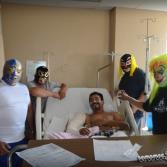 Visitan Luchadores profesionales a niños y pacientes del Hospital General de TJ