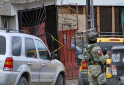 Vinculan a tres hombres y una mujer por portación de armas en Tecate