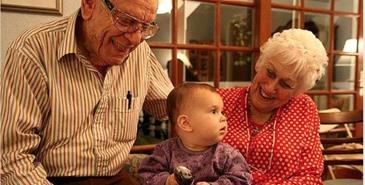 Gobierno abre posibilidad de pagar a abuelos que cuiden de sus nietos