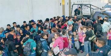 EU regresa a 5 familias migrantes a Tijuana