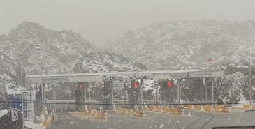 Circulación en carrusel de vehículos por nevada en La Rumorosa