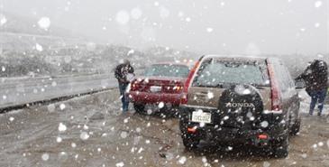 Trabajan autoridades en remover la nieve de la carretera