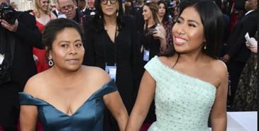 Yalitza Aparicio llega con su madre a los Oscar