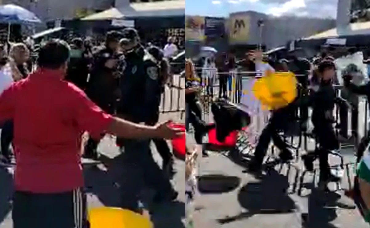 Revendedores y policía se enfrentan afuera del estadio Azteca